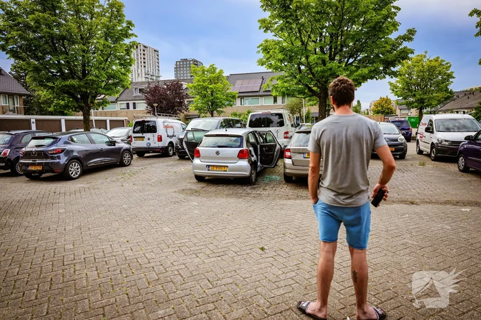 Geparkeerde auto in brand gestoken