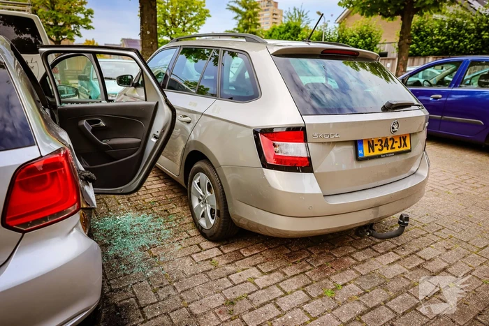 Geparkeerde auto in brand gestoken
