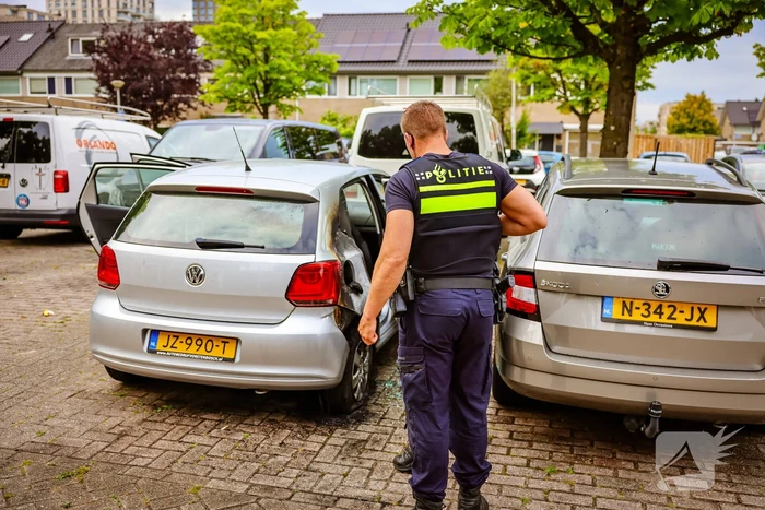 Geparkeerde auto in brand gestoken