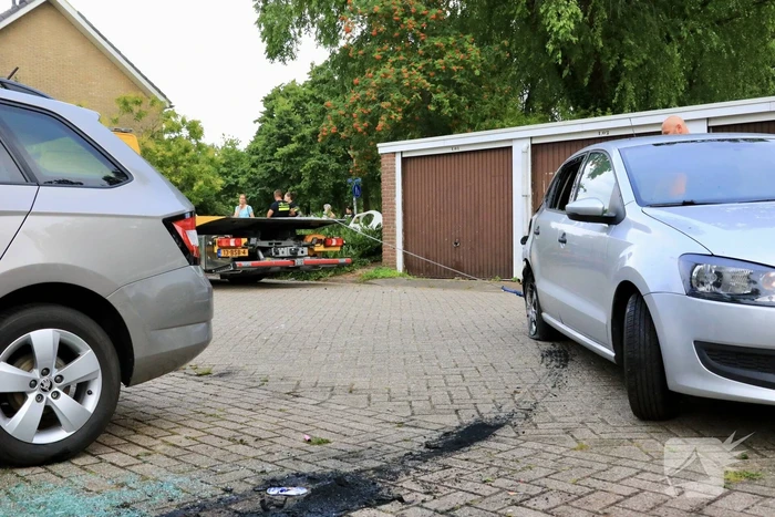 Geparkeerde auto in brand gestoken
