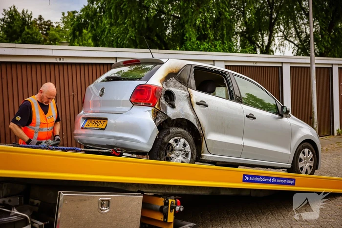 Geparkeerde auto in brand gestoken