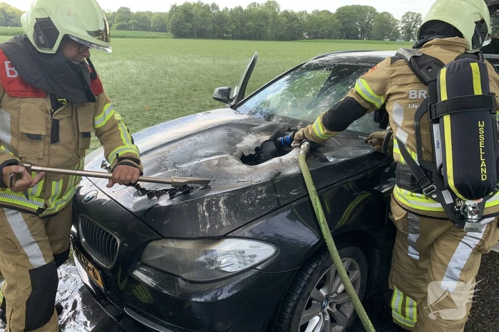 Brand in motorcompartiment verwoest auto