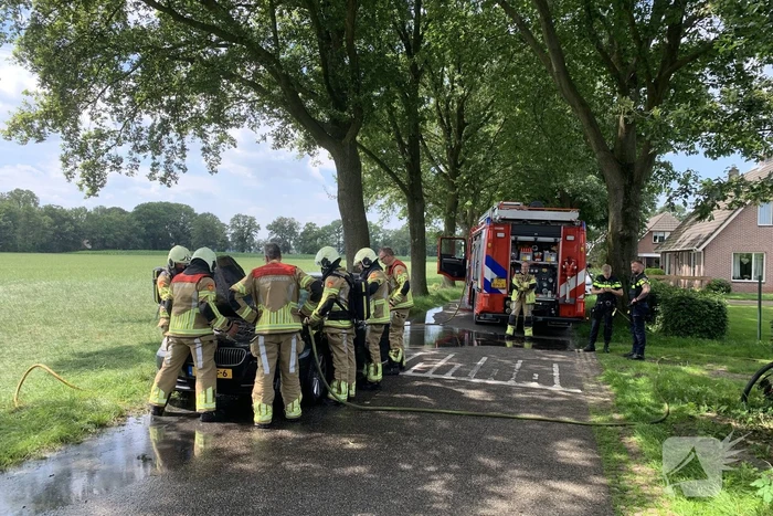 Brand in motorcompartiment verwoest auto