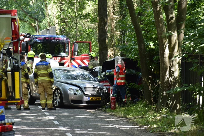 Flinke schade bij aanrijding tussen twee auto's