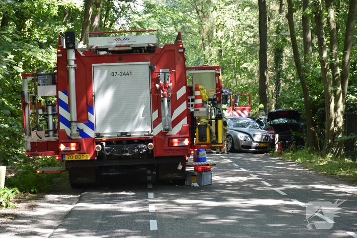 Flinke schade bij aanrijding tussen twee auto's