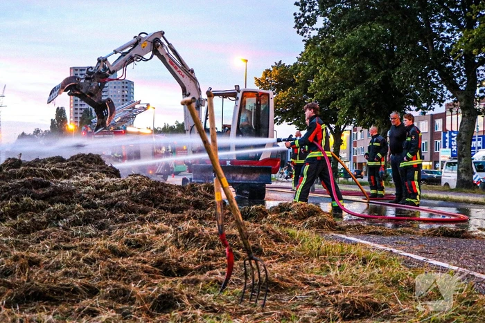 Stapel hooi langs de weg in brand gestoken