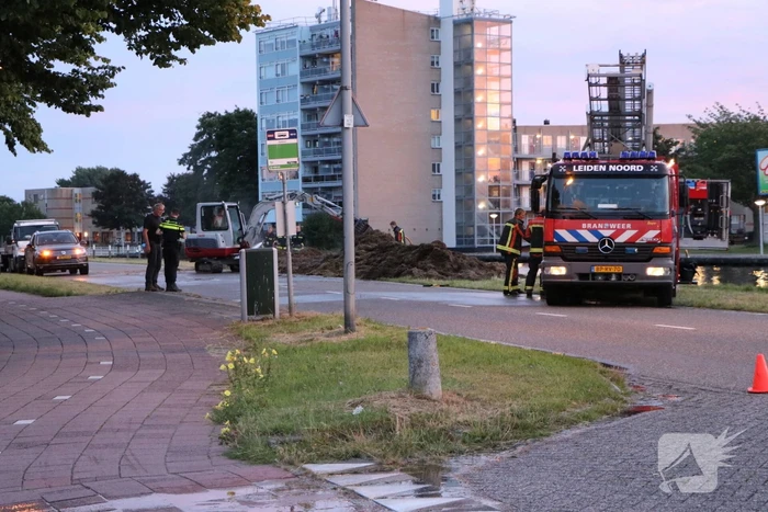 Stapel hooi langs de weg in brand gestoken