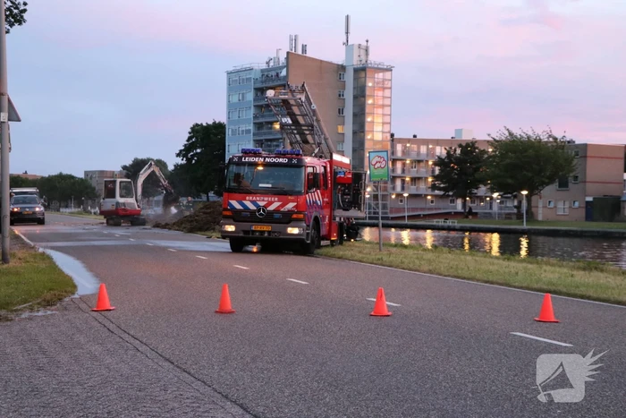 Stapel hooi langs de weg in brand gestoken
