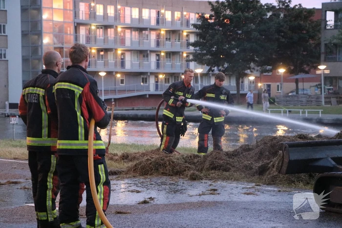 Stapel hooi langs de weg in brand gestoken