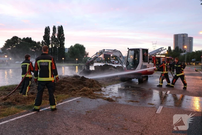 Stapel hooi langs de weg in brand gestoken