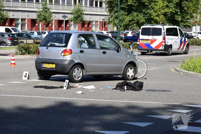 Fietser zwaargewond bij aanrijding met auto