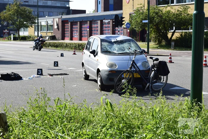 Fietser zwaargewond bij aanrijding met auto