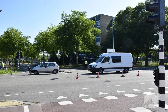 Fietser zwaargewond bij aanrijding met auto