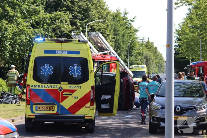 Auto op de kant na botsing met lantaarnpaal