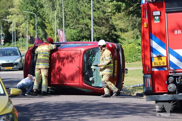 Auto op de kant na botsing met lantaarnpaal