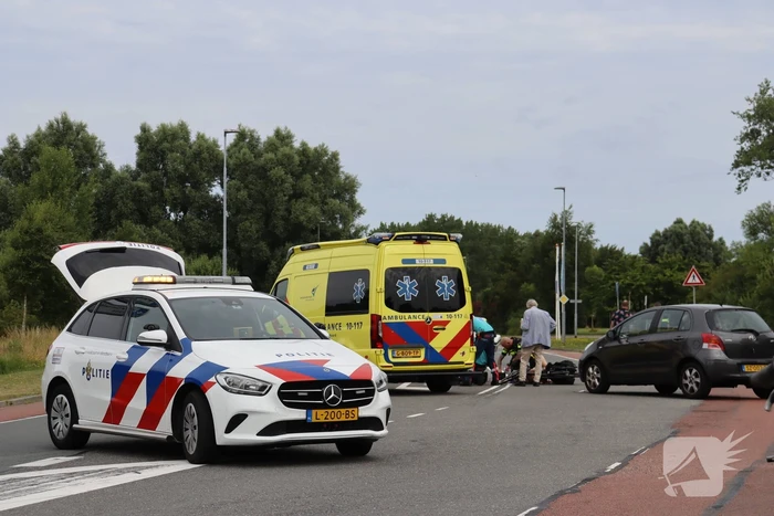 Vrouw op fiets ernstig gewond bij botsing met auto