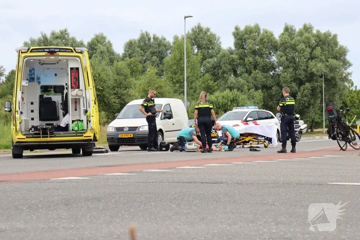 Vrouw op fiets ernstig gewond bij botsing met auto