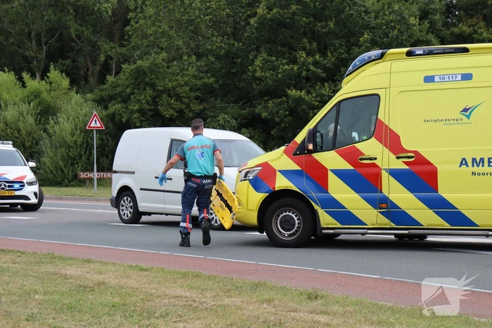 Vrouw op fiets ernstig gewond bij botsing met auto
