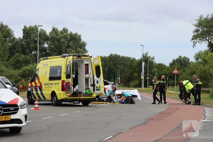 Vrouw op fiets ernstig gewond bij botsing met auto