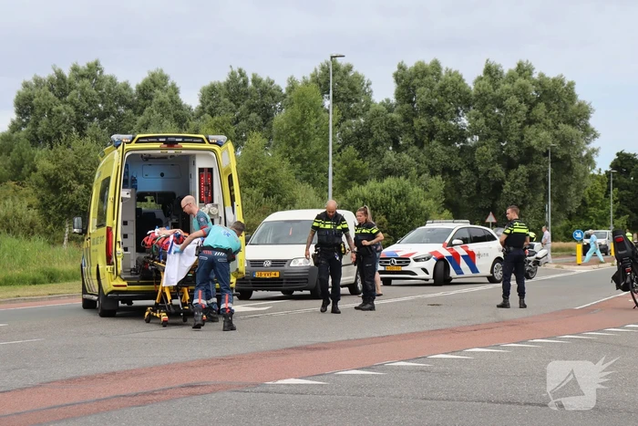 Vrouw op fiets ernstig gewond bij botsing met auto