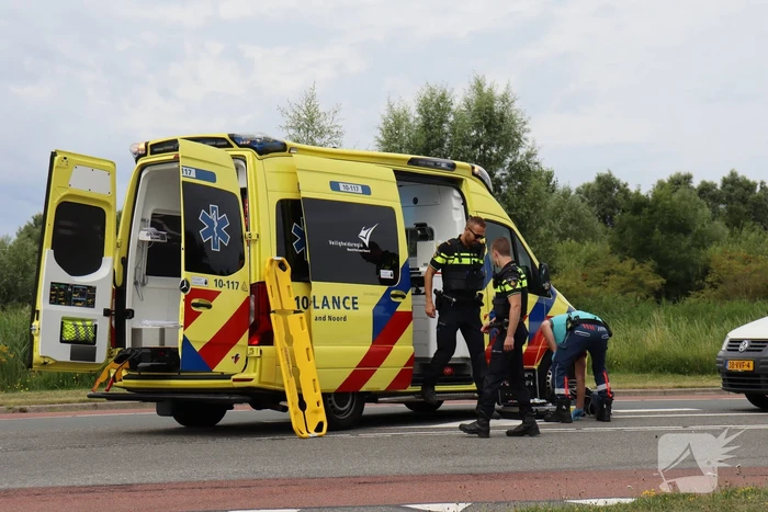 Vrouw op fiets ernstig gewond bij botsing met auto