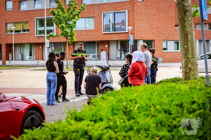 Scooterrijder gewond bij botsing voor winkelcentrum