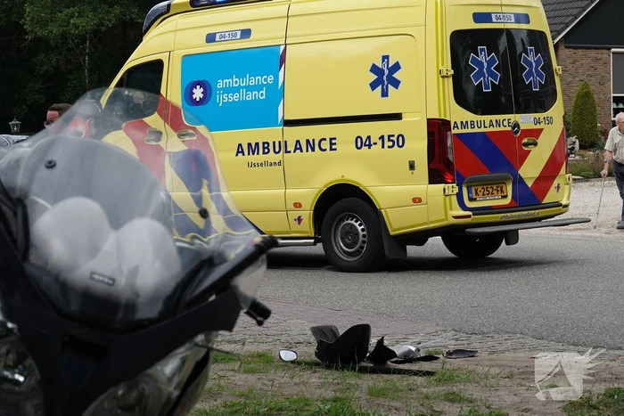 Motorrijder gewond bij botsing met personenauto