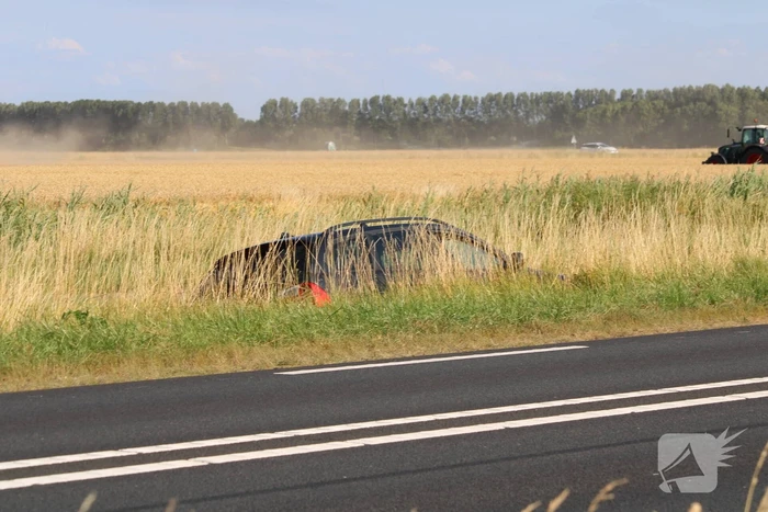 Twee auto's belanden in greppel na ongeval