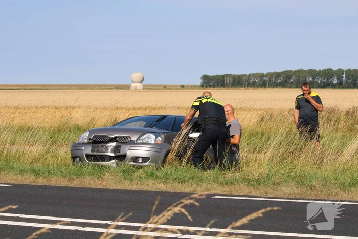 Twee auto's belanden in greppel na ongeval