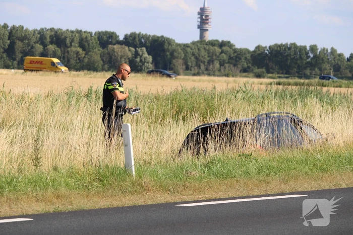 Twee auto's belanden in greppel na ongeval