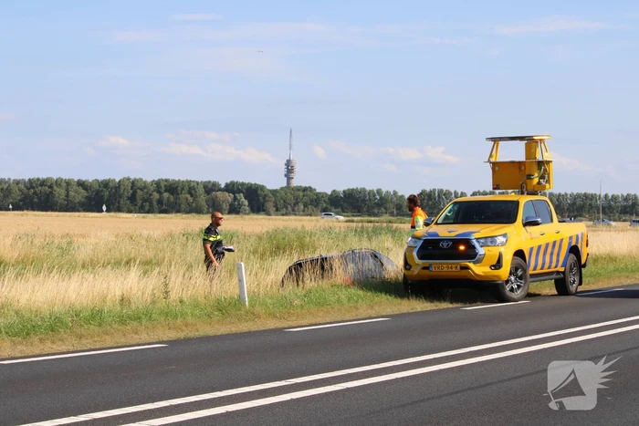 Twee auto's belanden in greppel na ongeval