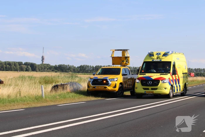 Twee auto's belanden in greppel na ongeval