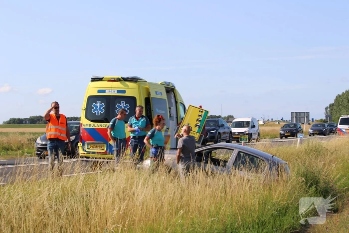 Twee auto's belanden in greppel na ongeval