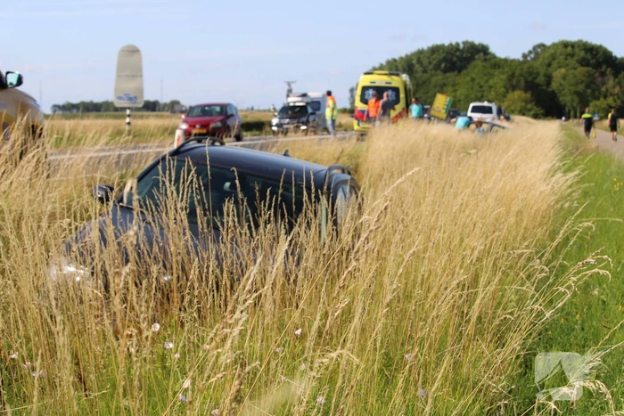 Twee auto's belanden in greppel na ongeval