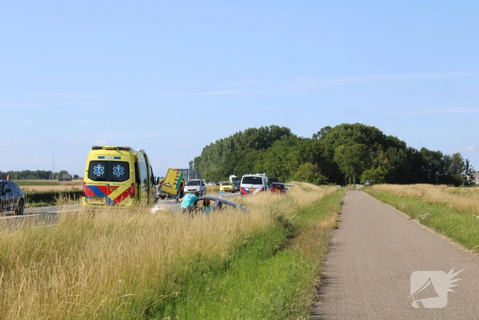 Twee auto's belanden in greppel na ongeval