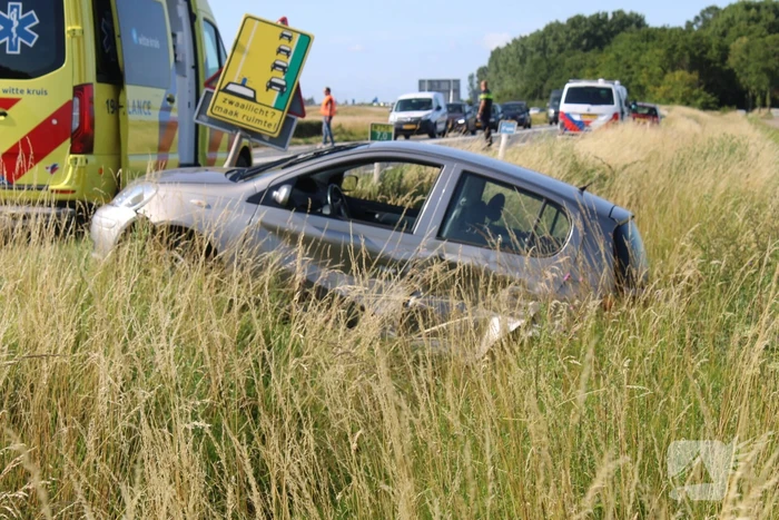 Twee auto's belanden in greppel na ongeval