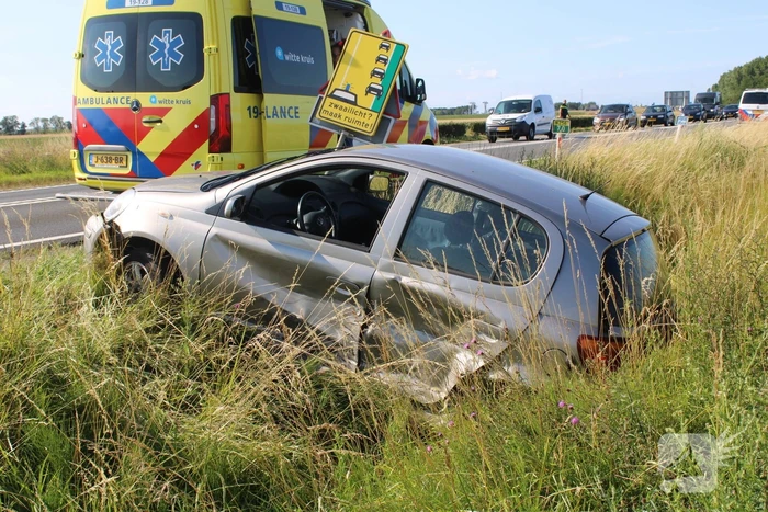 Twee auto's belanden in greppel na ongeval