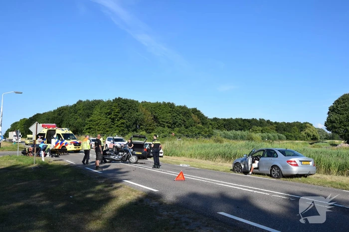 Motorrijder gewond bij ongeval met twee auto's