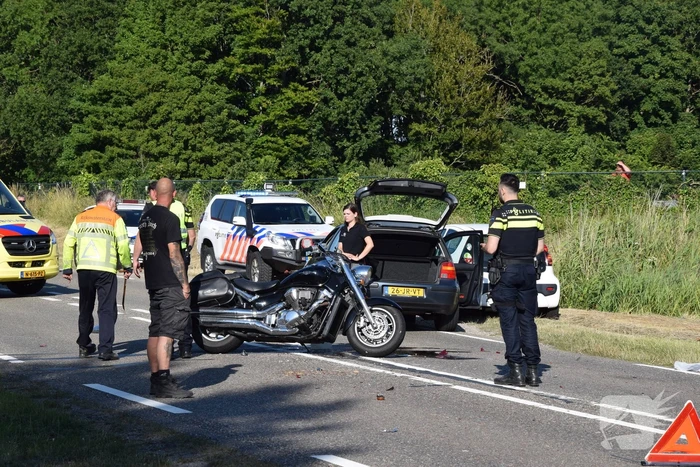 Motorrijder gewond bij ongeval met twee auto's