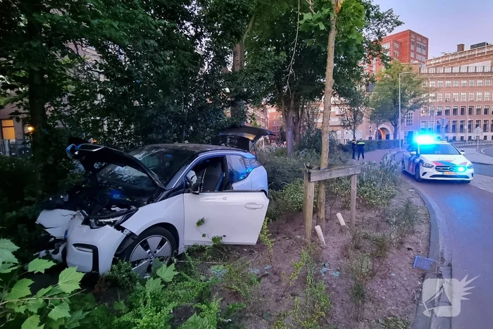 Automobilist vlucht na crash in struiken