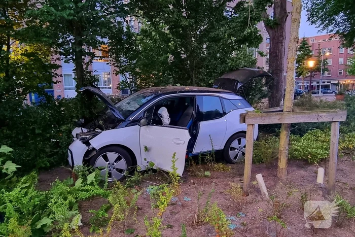 Automobilist vlucht na crash in struiken