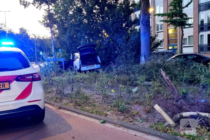 Automobilist vlucht na crash in struiken