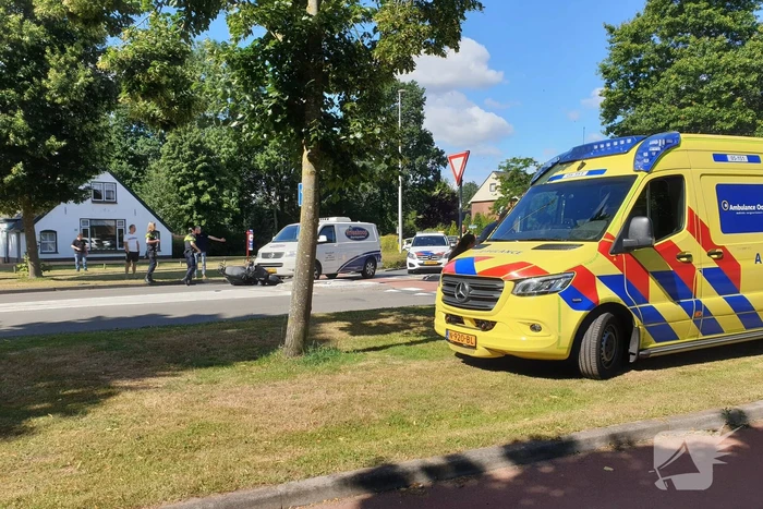 Bestelbus botst op scooterrijder