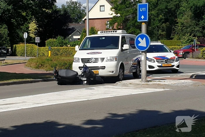 Bestelbus botst op scooterrijder