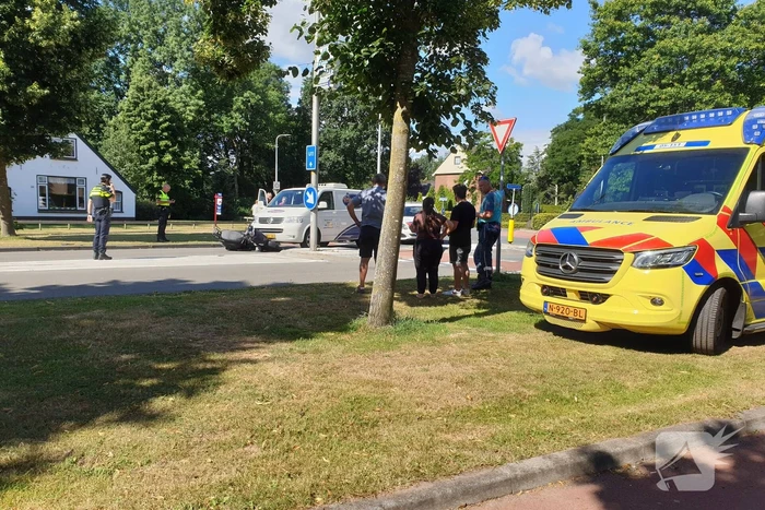 Bestelbus botst op scooterrijder