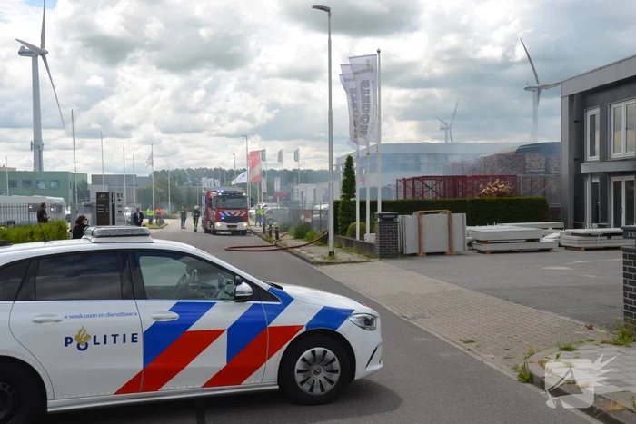 Uitslaande brand in gestapelde haardhout-boxen