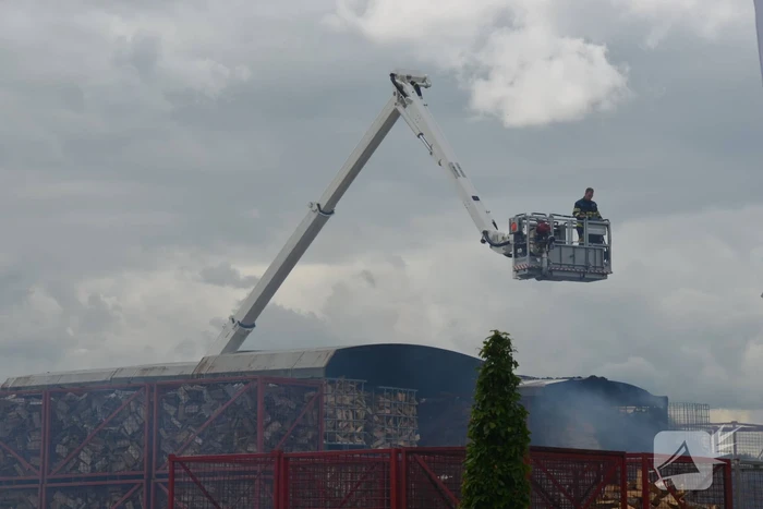 Uitslaande brand in gestapelde haardhout-boxen