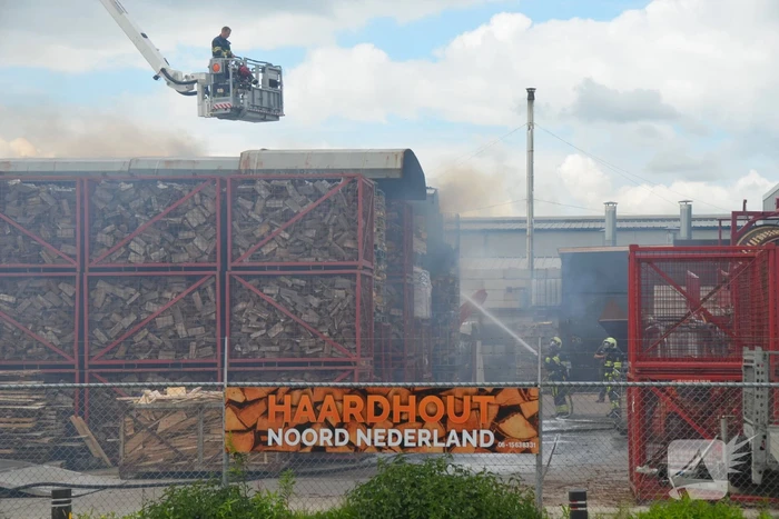 Uitslaande brand in gestapelde haardhout-boxen