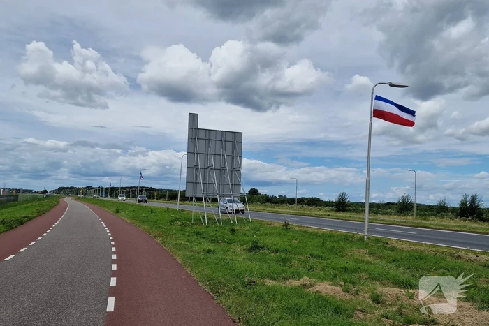 Omgekeerde vlaggen demonstratie Lelystad airport