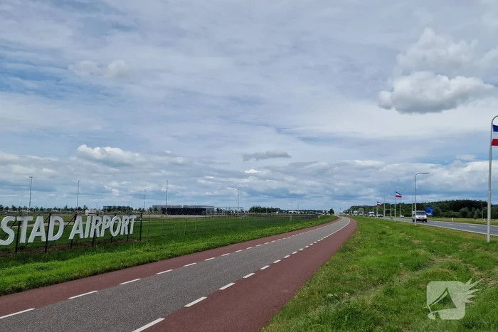 Omgekeerde vlaggen demonstratie Lelystad airport